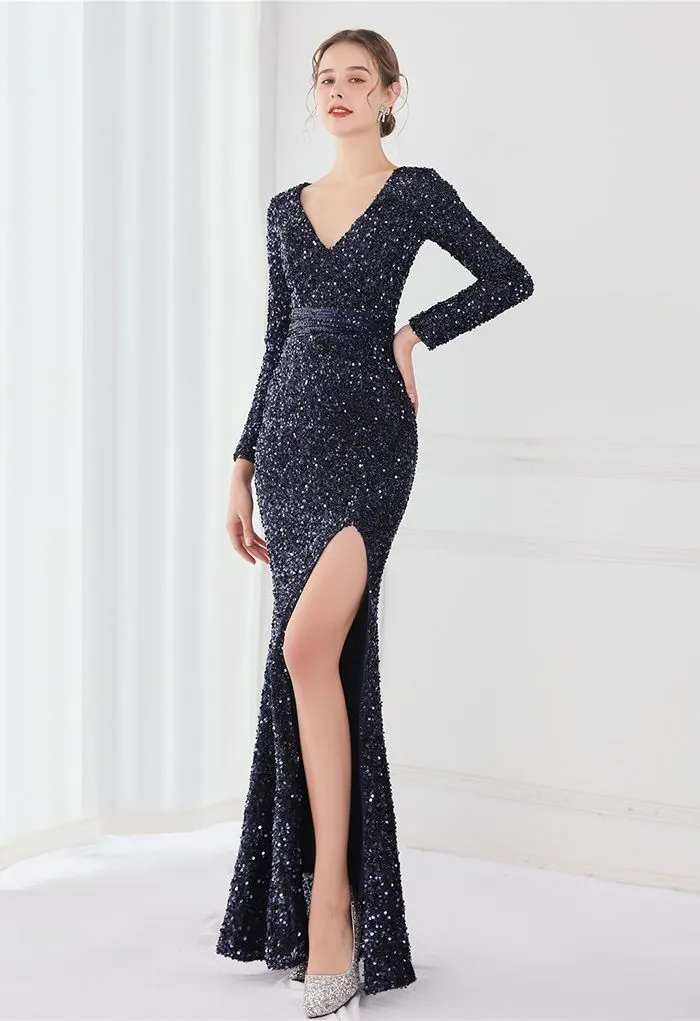 Paillettenbesetztes Kleid mit V-Ausschnitt und Seitenschlitz in Marineblau