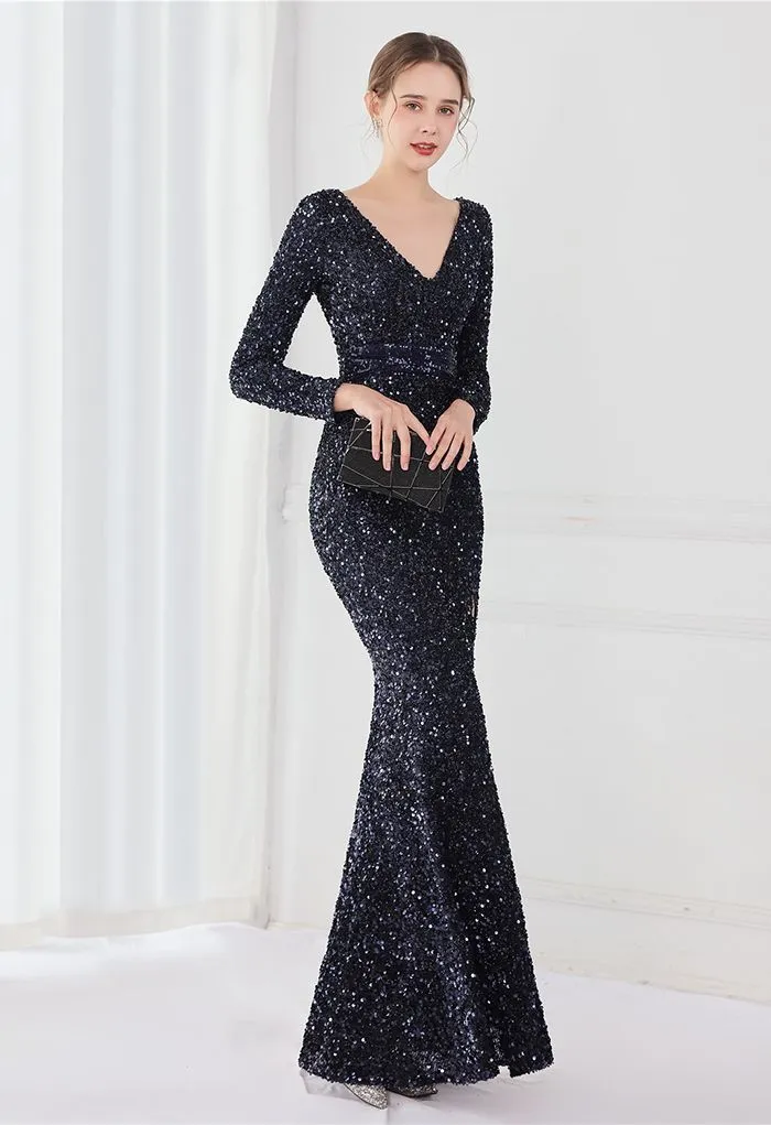 Paillettenbesetztes Kleid mit V-Ausschnitt und Seitenschlitz in Marineblau