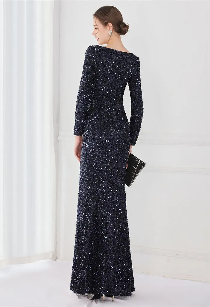 Paillettenbesetztes Kleid mit V-Ausschnitt und Seitenschlitz in Marineblau