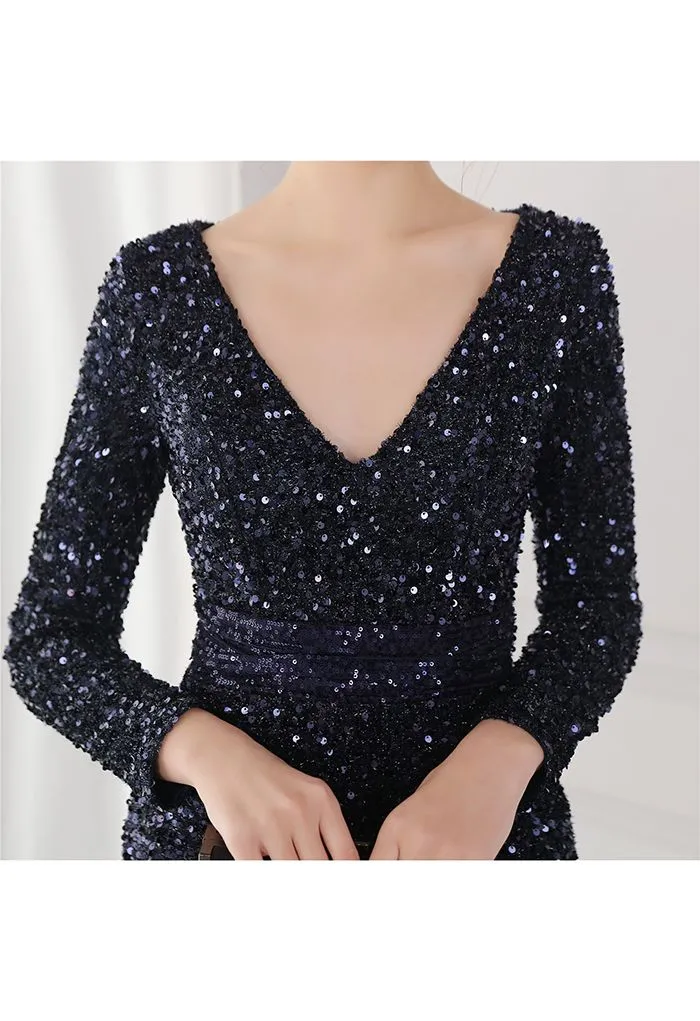 Paillettenbesetztes Kleid mit V-Ausschnitt und Seitenschlitz in Marineblau