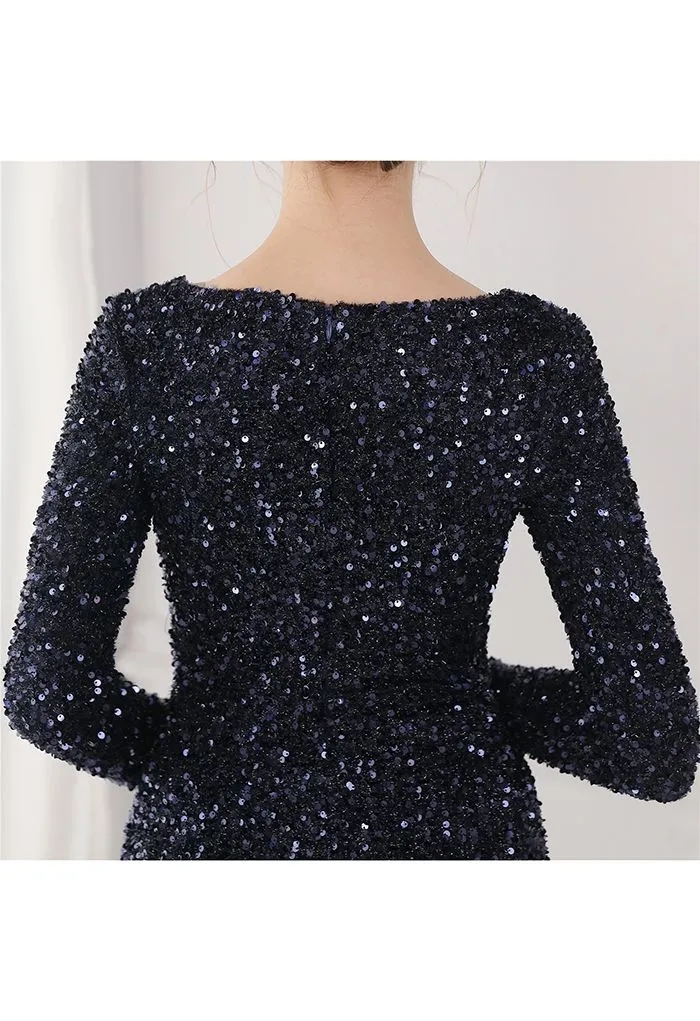 Paillettenbesetztes Kleid mit V-Ausschnitt und Seitenschlitz in Marineblau